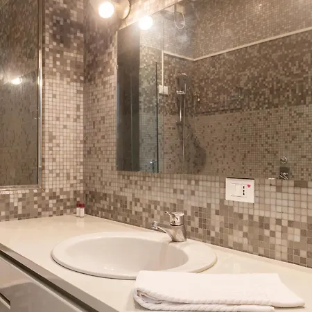 Corso Venezia With Double Bathroom And Balcony 아파트 *